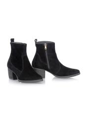Women's leather ankle boots with heels BUTYD-1005A-98(Z25), diagonal view of the product on a white background.