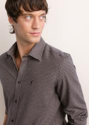 Dark brown men's shirt with a fine check pattern (KOSMT-0372-1I(Z26)), close-up of the product on a model.