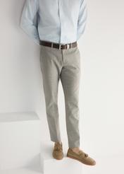 Men's cool beige moccasins BUTYM-0531-1K(W26), front view of the product on the model's feet.