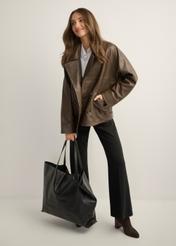 Large black leather shopper bag TORES-1354-99(Z26), view of the product in the model's hand. Full body visible.