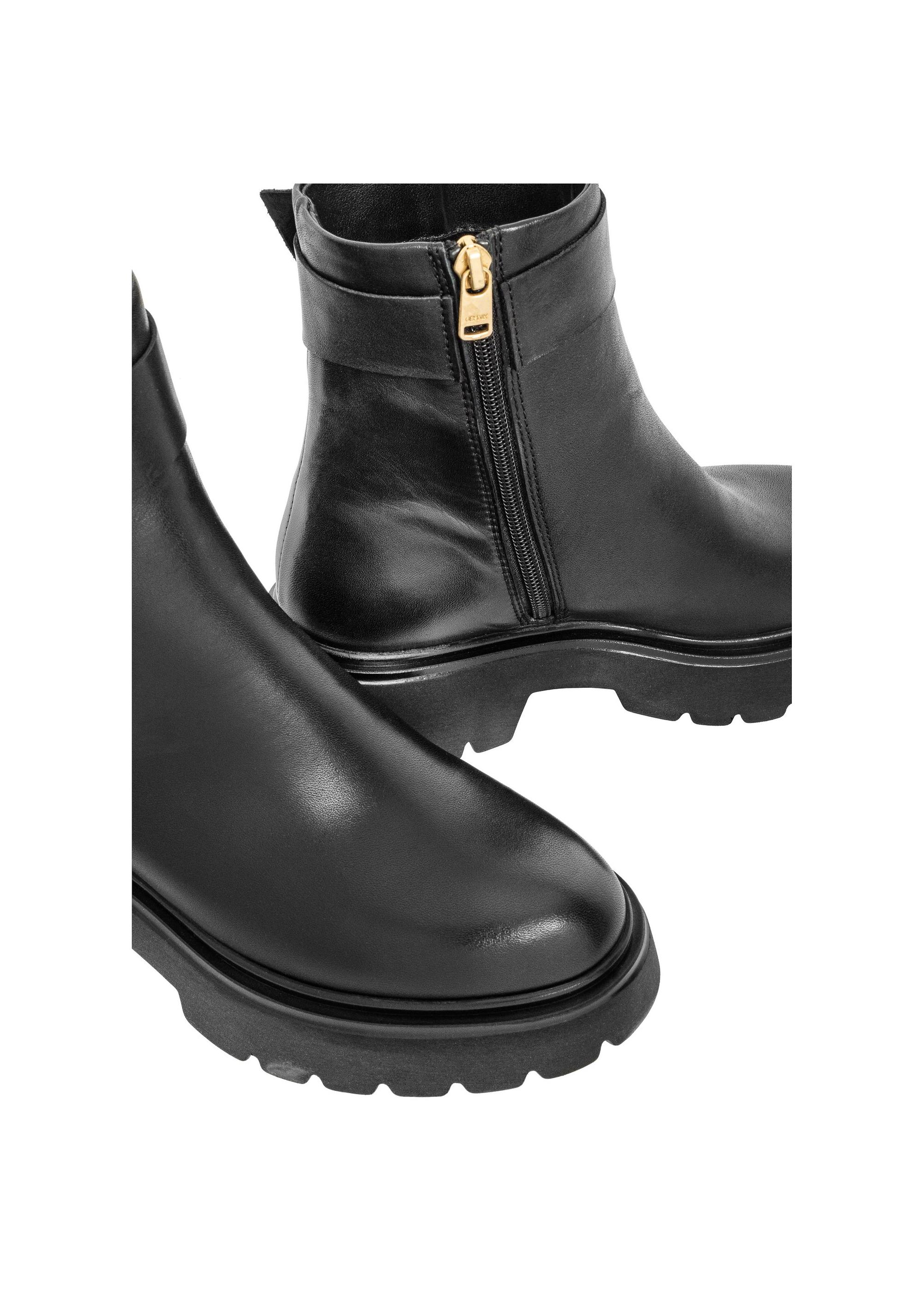 Black leather ankle boots on the platform BUTYD-1132-99(Z24)-08