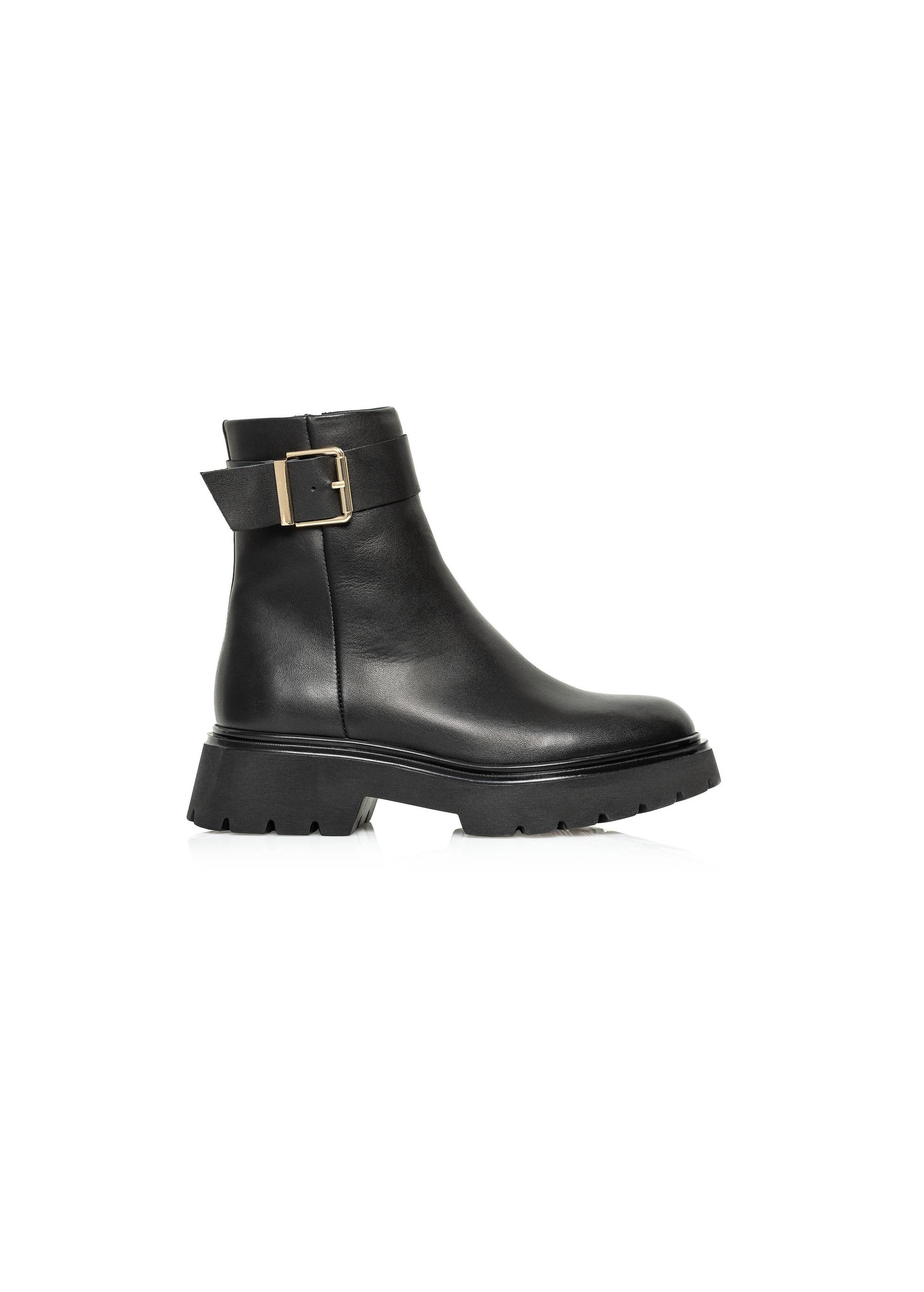 Black leather ankle boots on the platform BUTYD-1132-99(Z24)-01