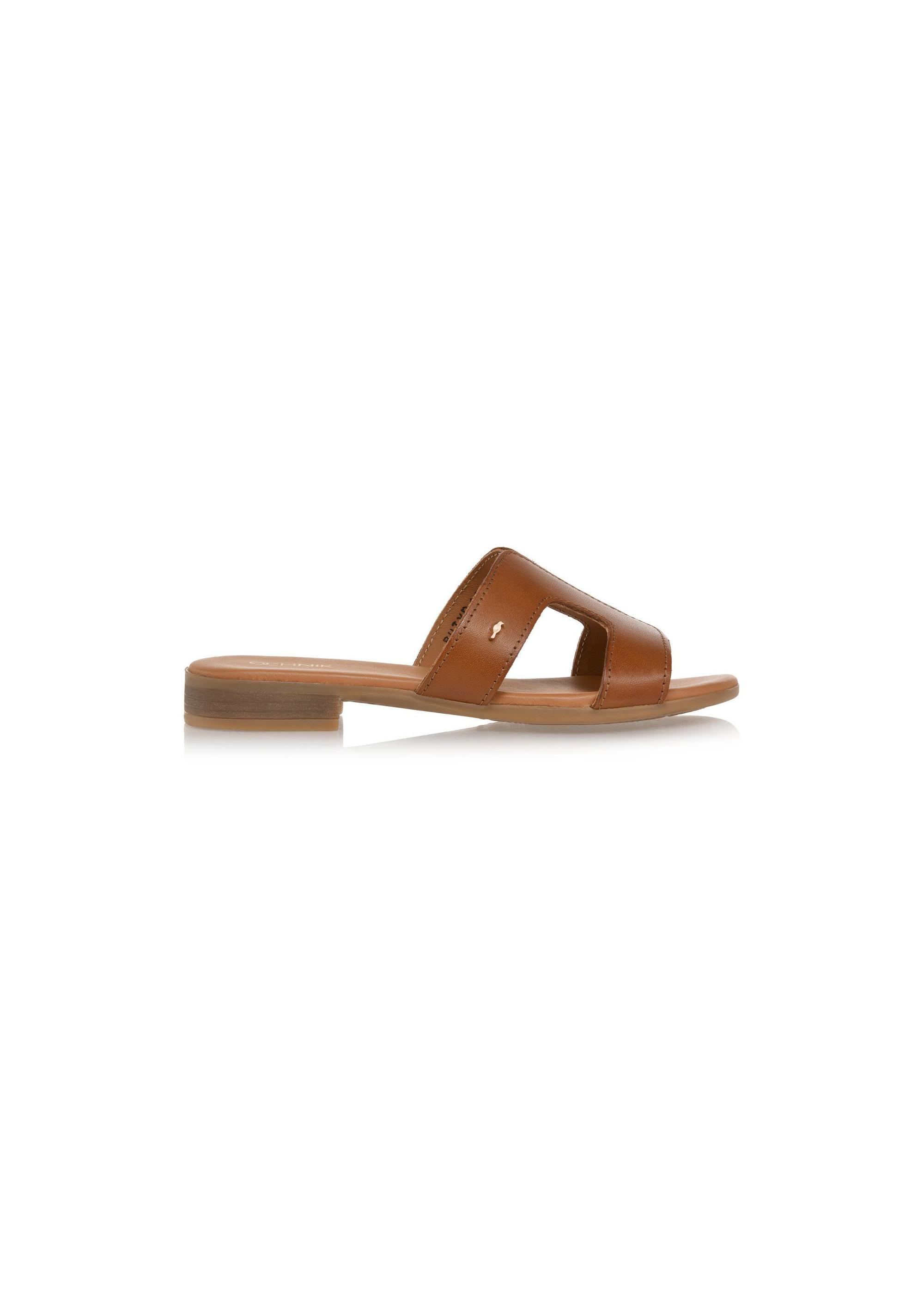 Leather brown flip-flops with a small heel BUTYD-1064-24(W24)-01