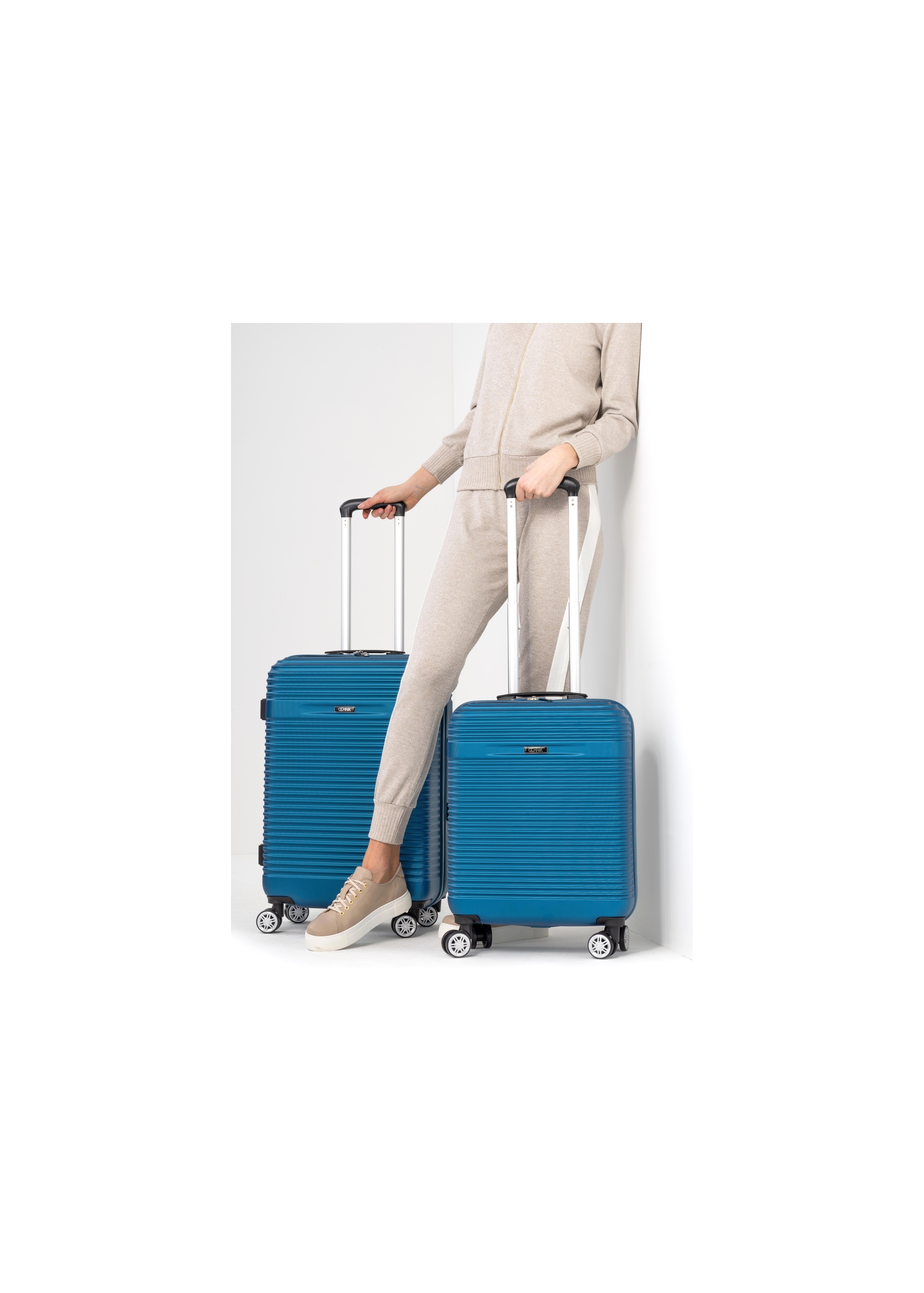 Medium suitcase on wheels WALAB-0040-61-24(W24)-08