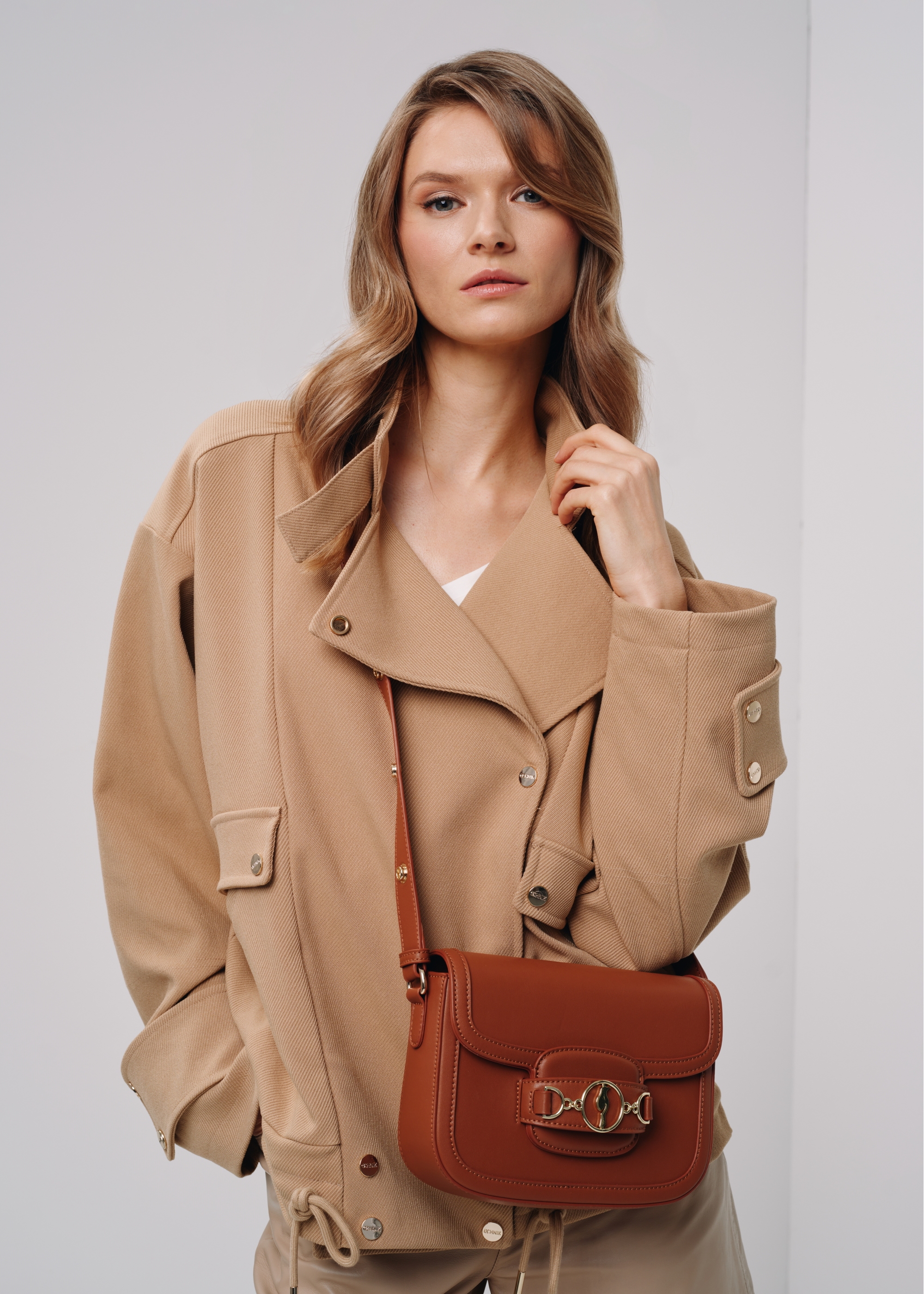 Small postbag in cognac color TOREC-0896-87(W24)-07