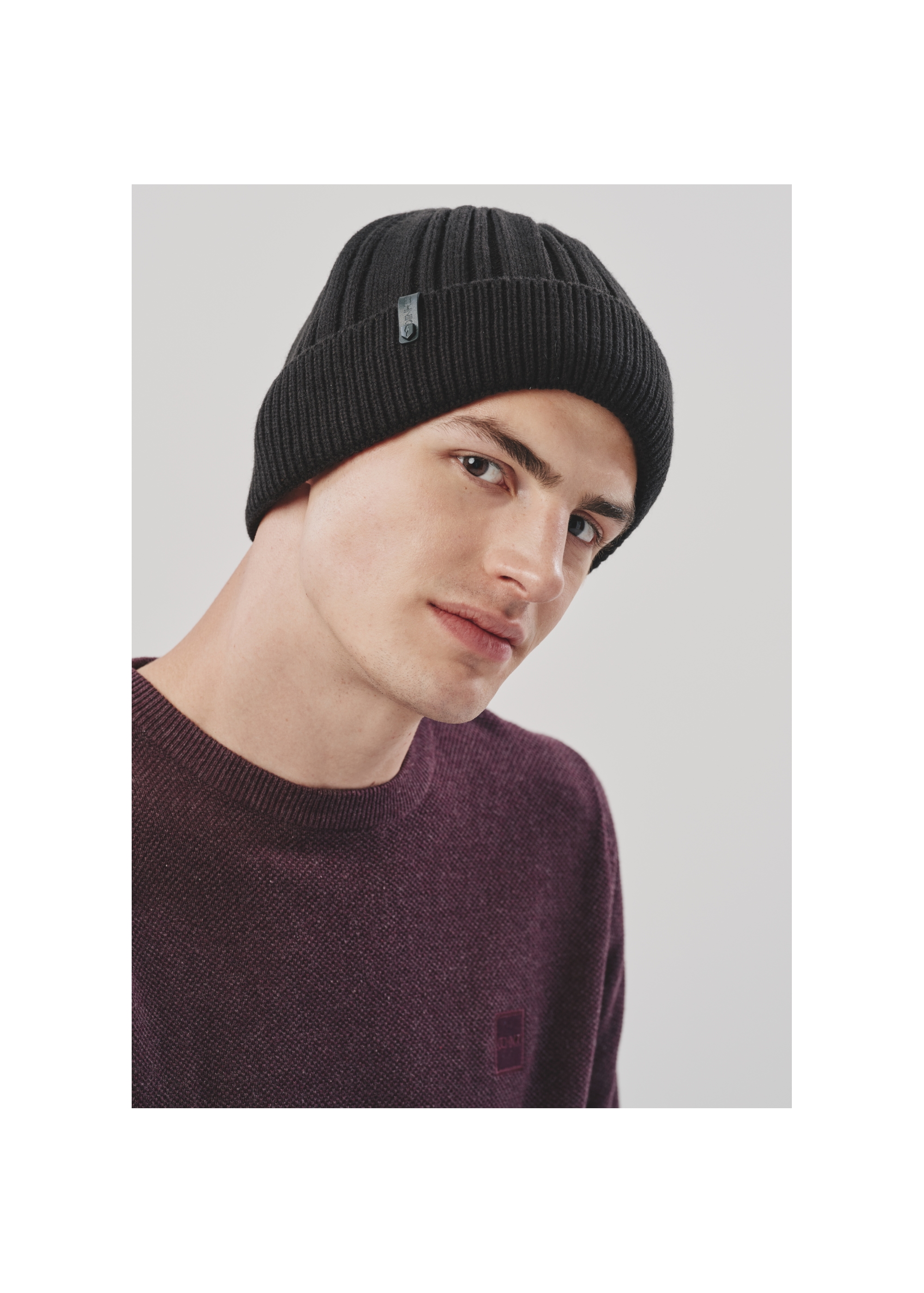 Classic black men's winter cap CZAMT-0069-99(Z24)-01