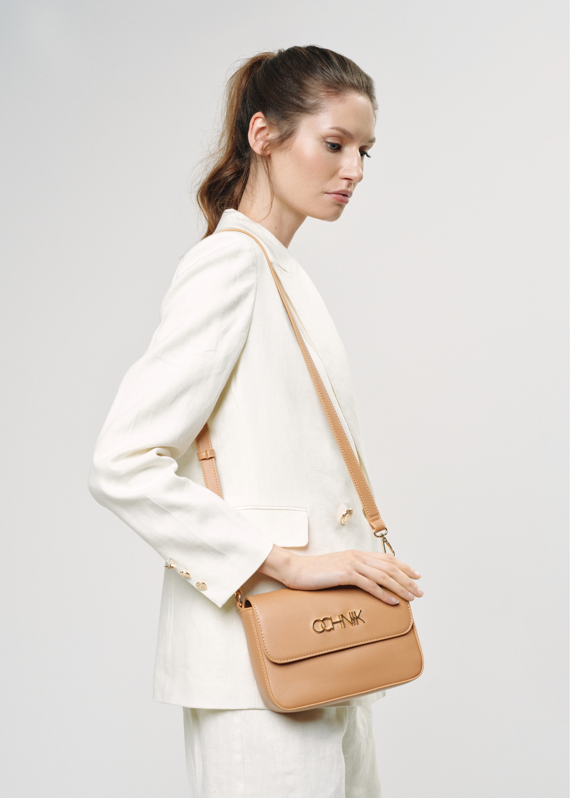 Camel-colored imitation leather postbag TOREC-0902-24(W24)-07