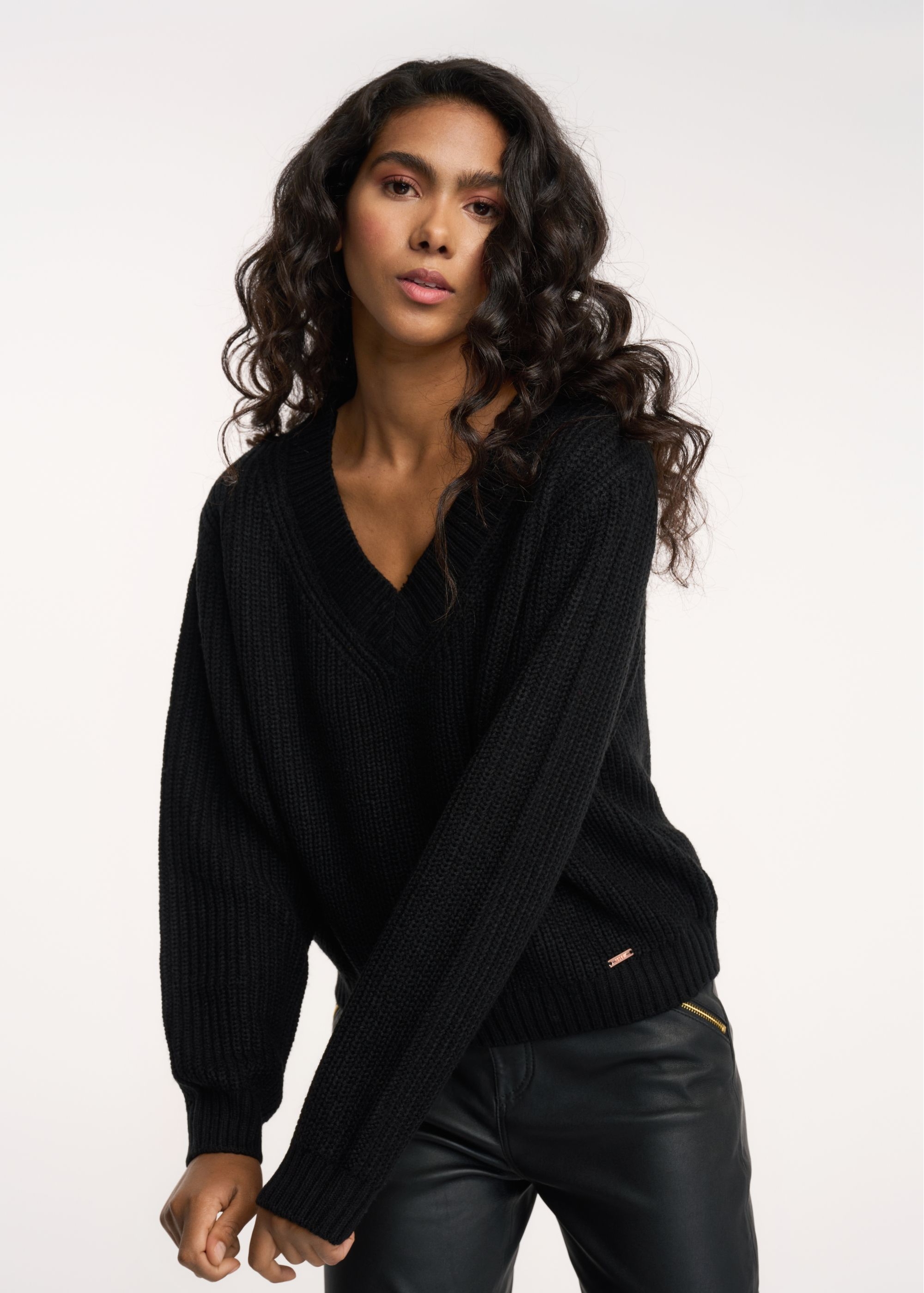 Black women's V-neck sweater SWEDT-0162-98(Z23)-02