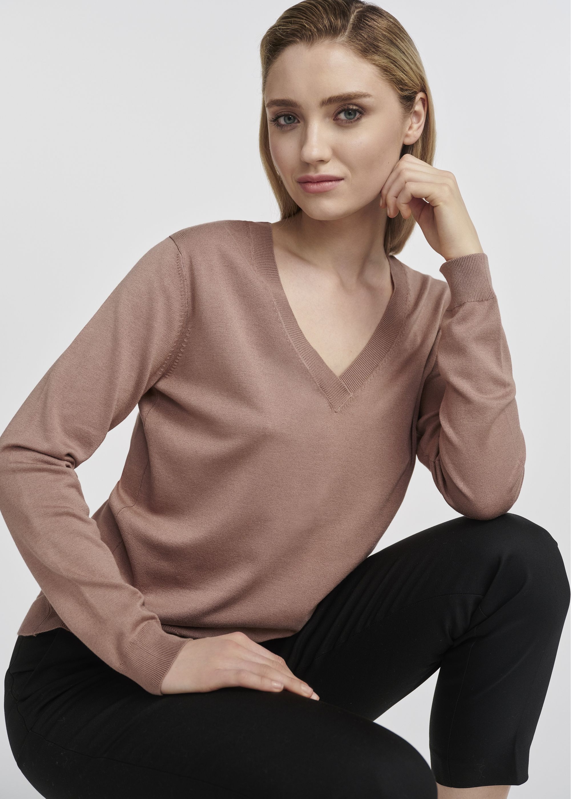 Women's V-neck sweater in camel color SWEDT-0201-83(W25)-01