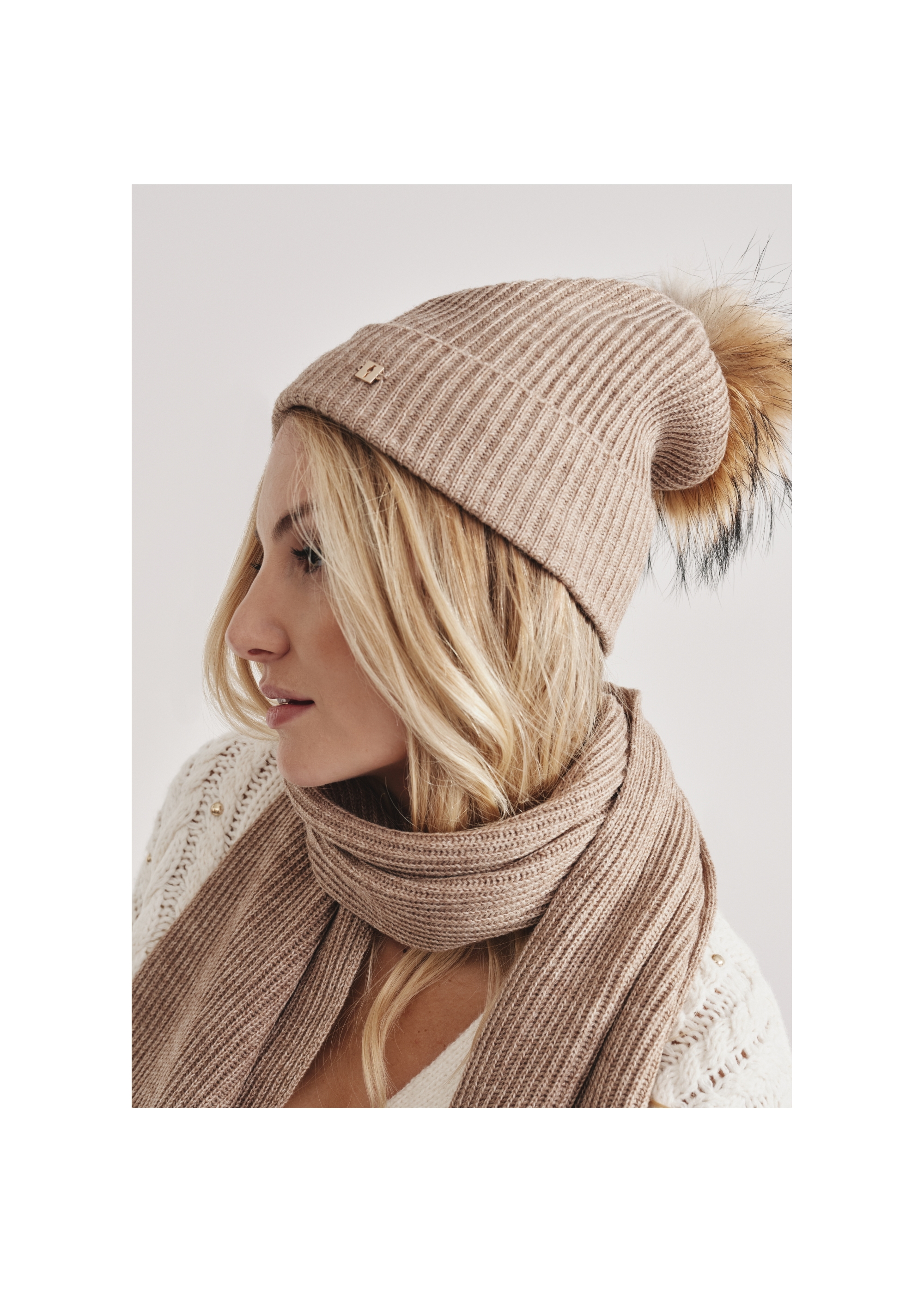 Beige women's cap with pompom CZADT-0052-81(Z24)-01