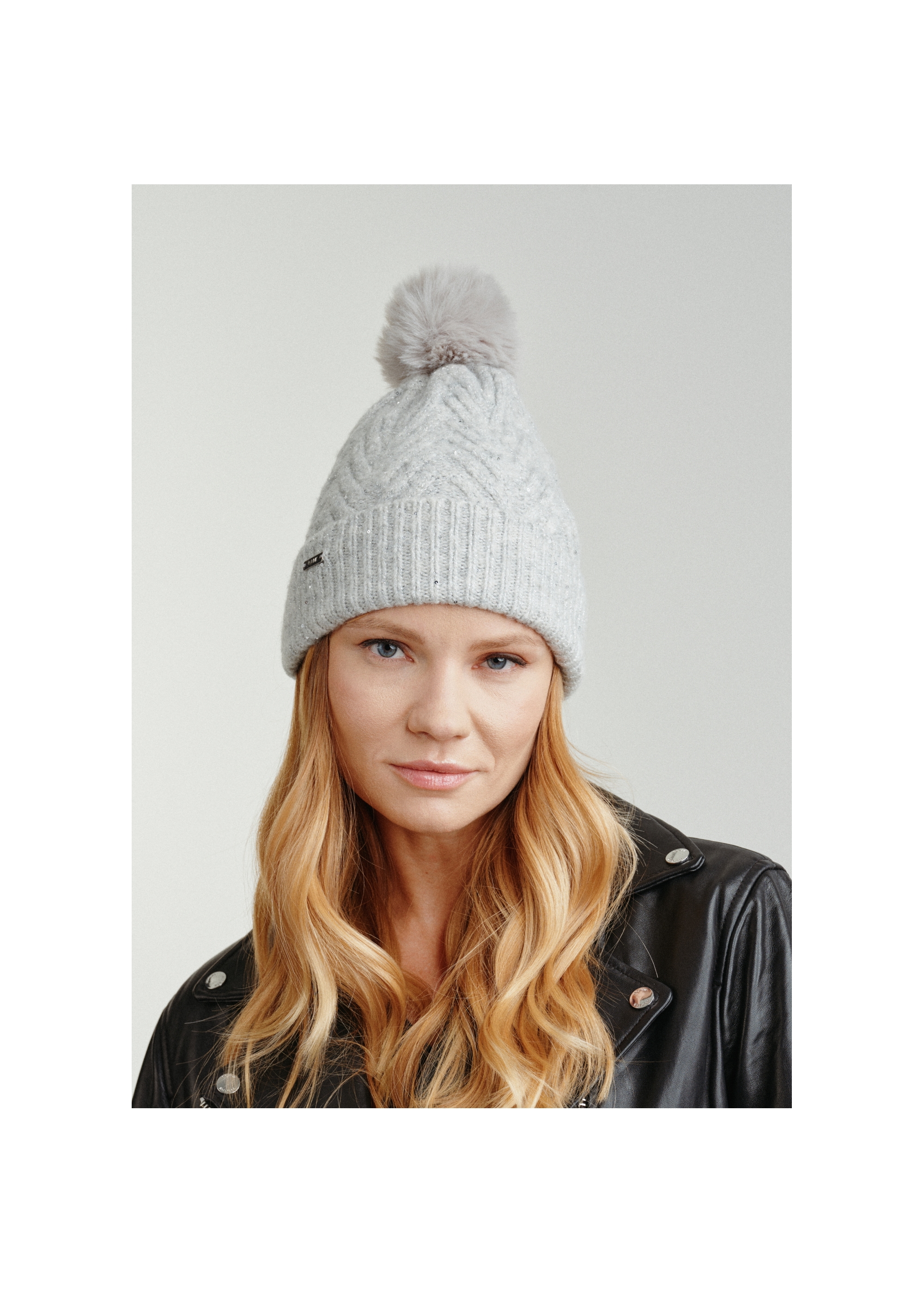 Gray women's cap with pom-pom CZADT-0175-91(Z23)-01