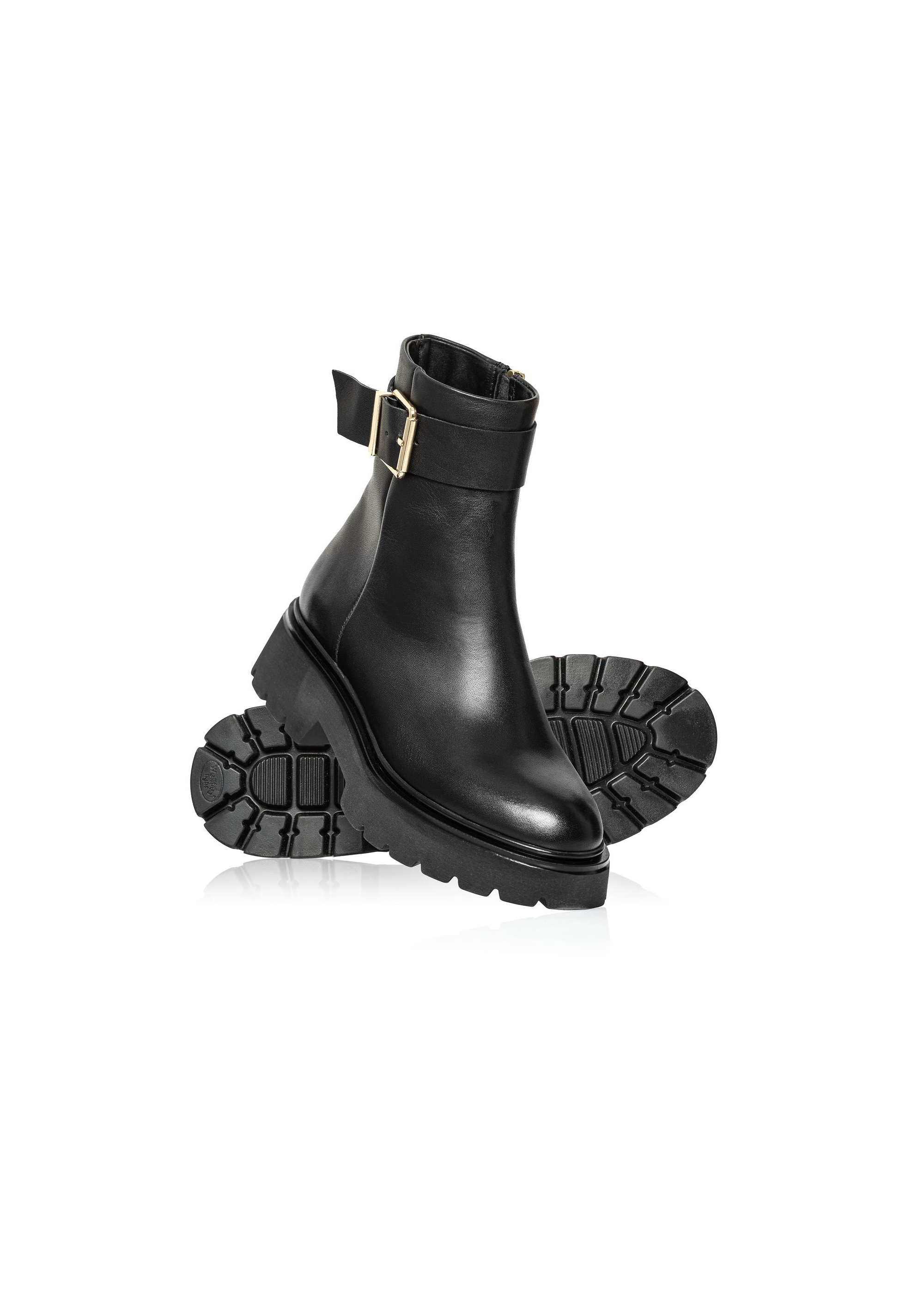 Black leather ankle boots on the platform BUTYD-1132-99(Z24)-06