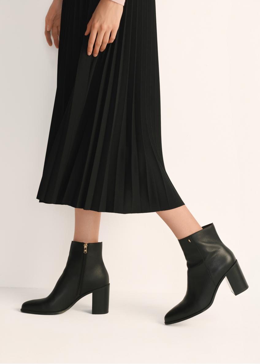 Black leather women's ankle boots BUTYD-1213-99(Z25), product view on model's feet against a light background.