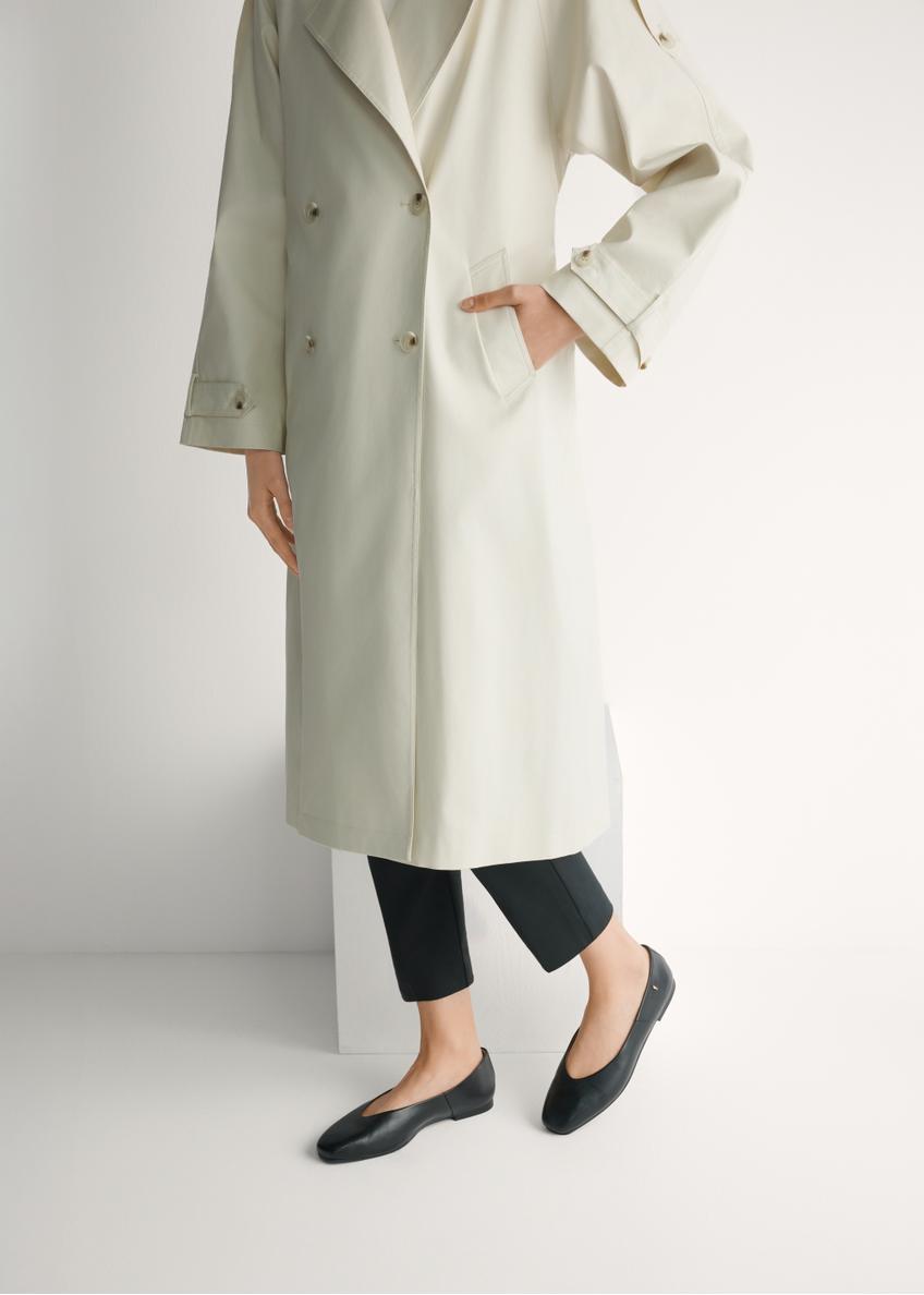 Women's black leather ballet flats BUTYD-1250-99(W26), side view of the product on the model's feet.