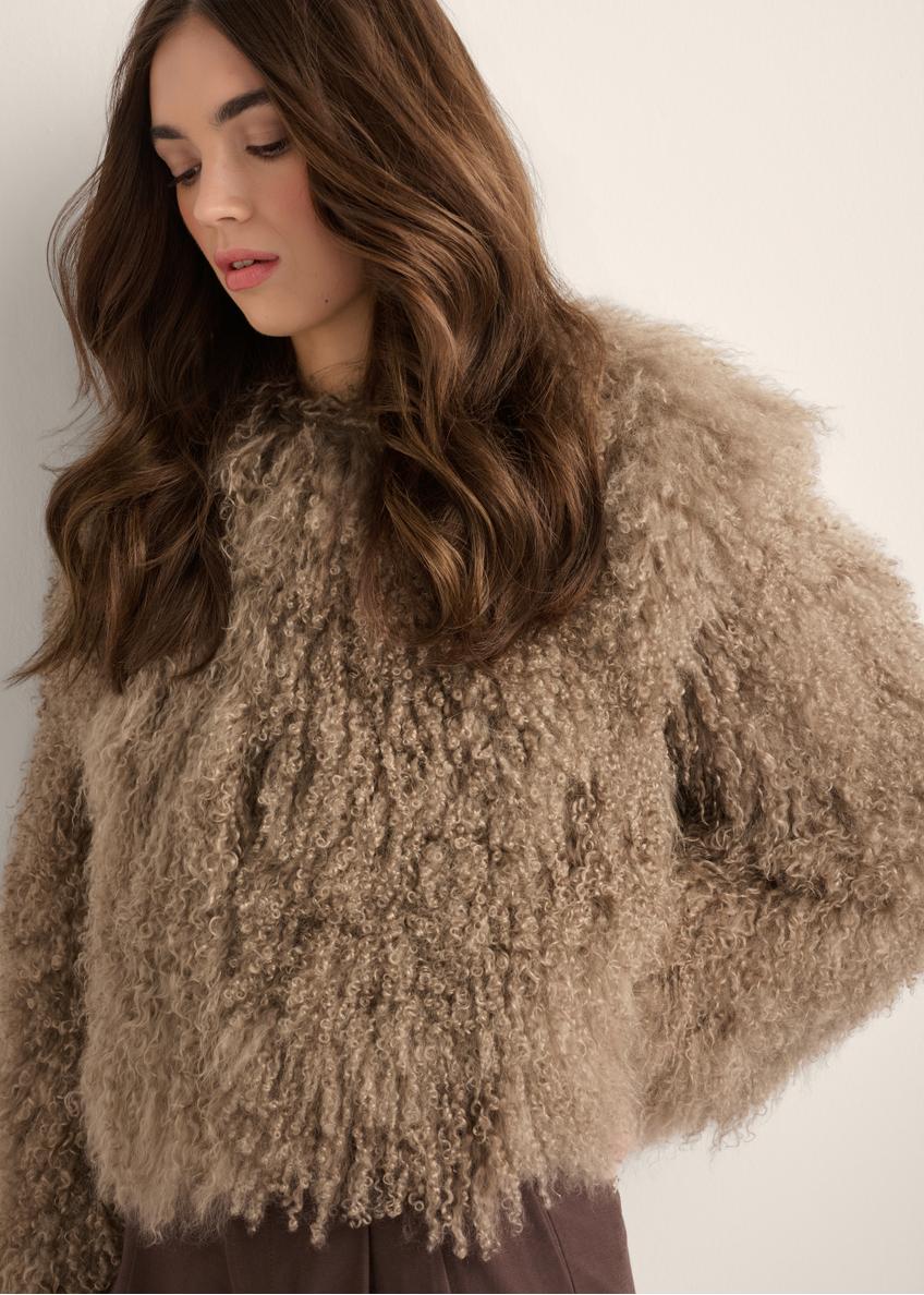 Brown short natural fur coat FUTDF-0104-1K(Z26), diagonal view of the product on the model. Half of the silhouette visible.