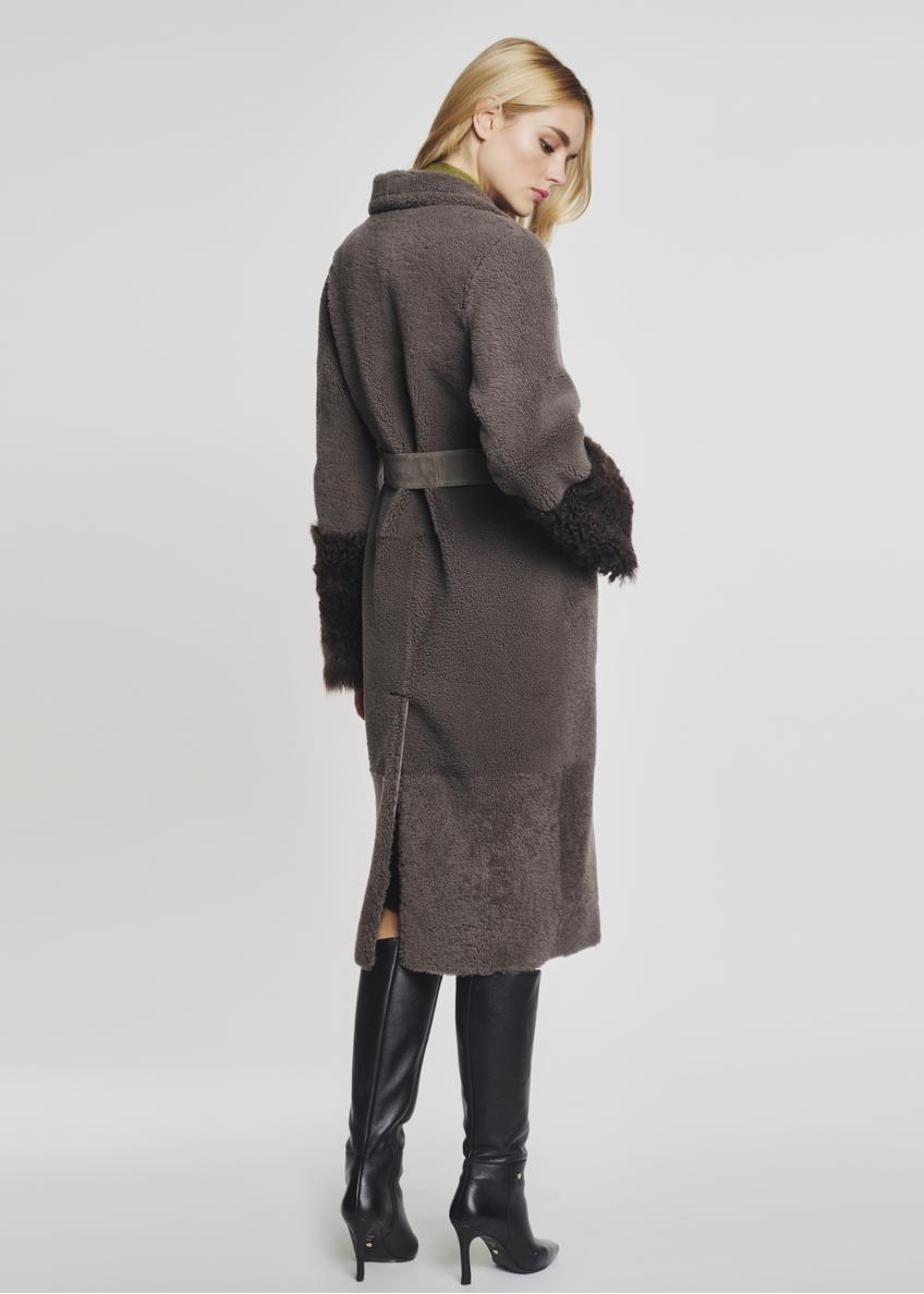Długi kożuch damski z ozdobnym paskiem KOZDS-0046-5541(Z21)