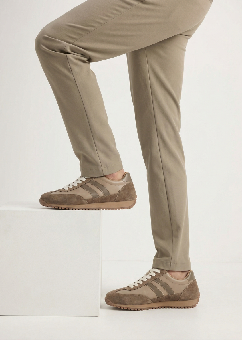 Light brown leather sports shoes BUTYM-0527-1K(W26), side view of the product on the model's feet.