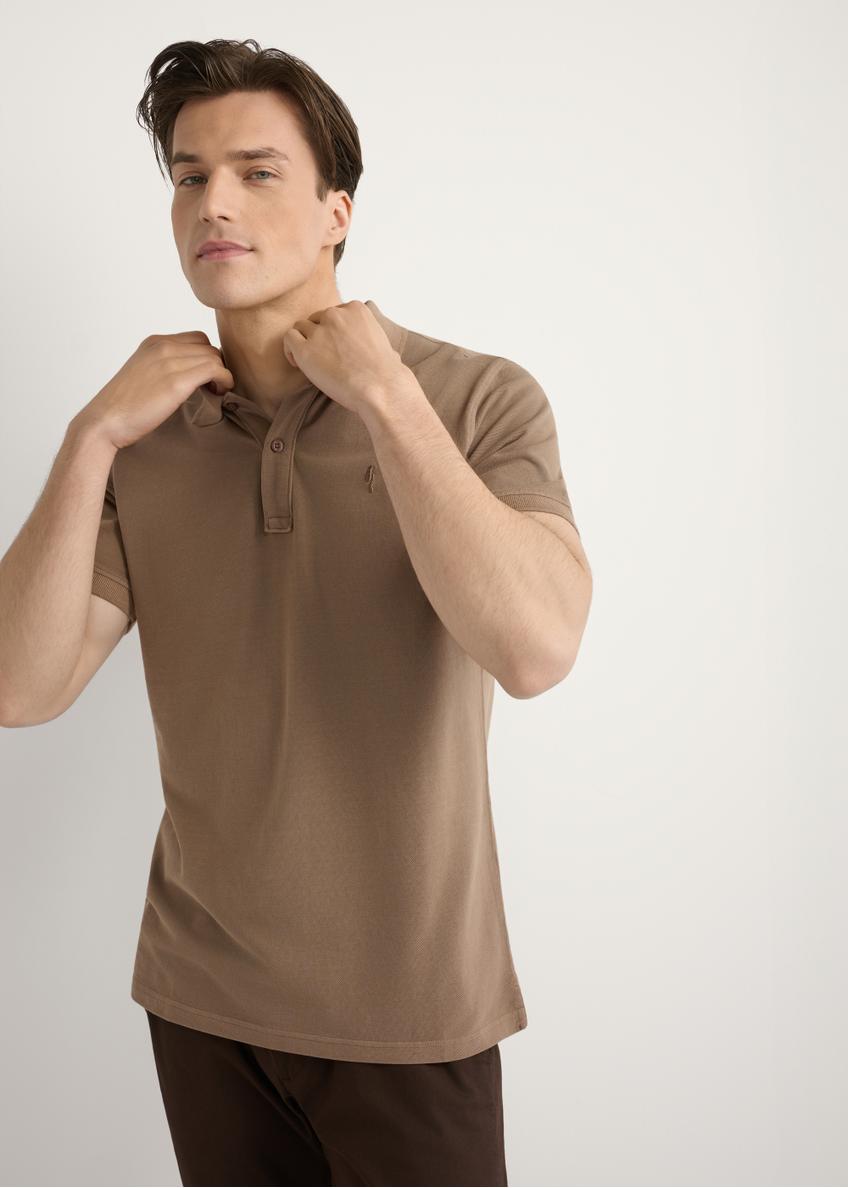 Men's camel polo shirt POLMT-0055A-1D(W26), front view of the product on the model. Half of the silhouette visible.