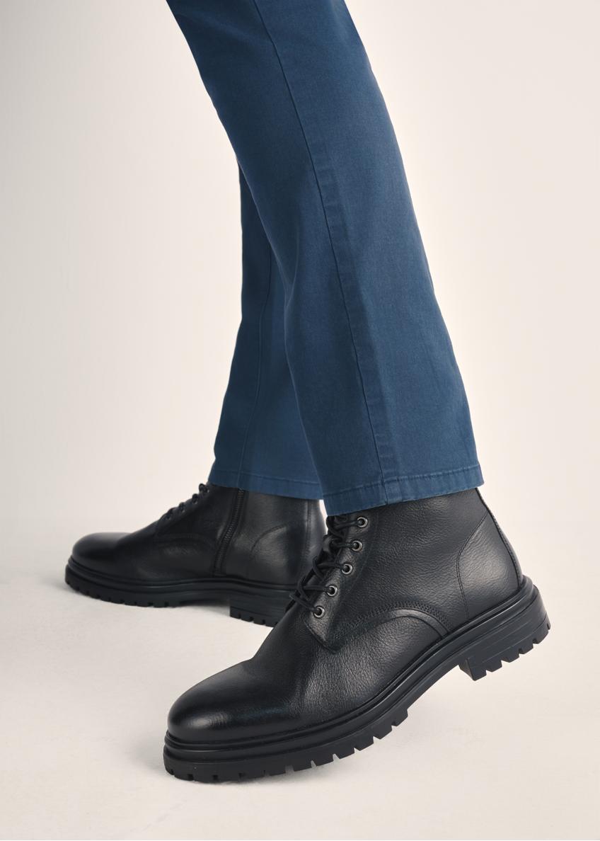 Black men's leather ankle boots BUTYM-0402B-99(Z25), product view on model's feet against a light background.