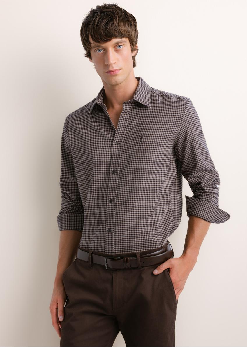 Men's dark brown shirt with a fine check pattern (KOSMT-0372-1I(Z26)); front view of the product on a model. Half of the figure is visible.