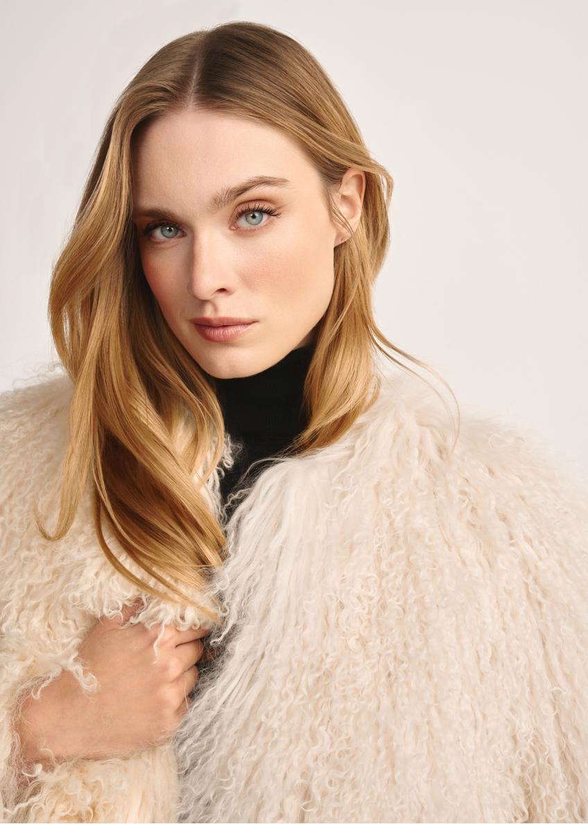 Short natural fur coat in cream color FUTDF-0104-4160(Z25), close-up of the model's torso.