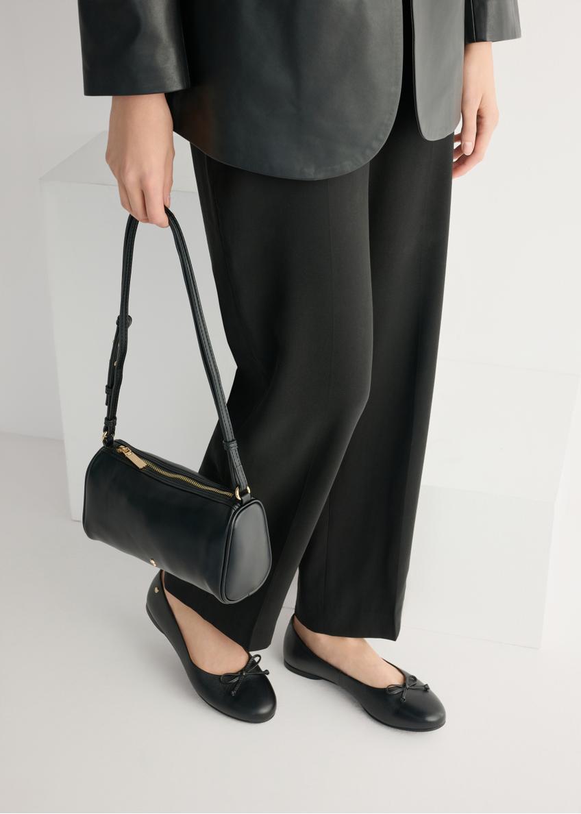 Women's black leather ballet flats BUTYD-1248-99(W26), top view of the product on the model's feet.