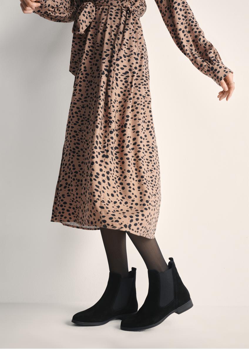 Women's suede black leather ankle boots BUTYD-1009-98(Z25), side view of the product on the model's feet against a light background.