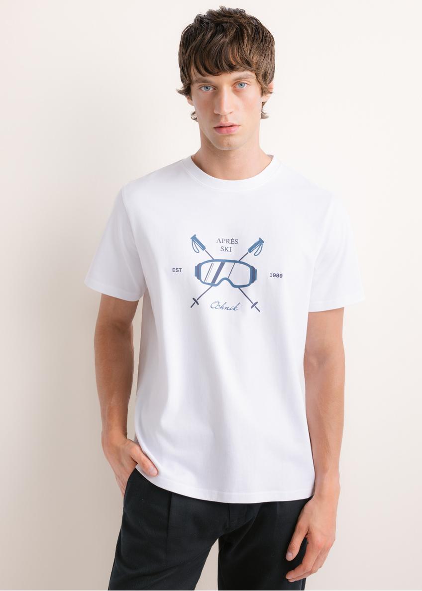 Men's white T-shirt with a print (TSHMT-0160-0A(Z26)); front view of the product on a model. Half-body shot.