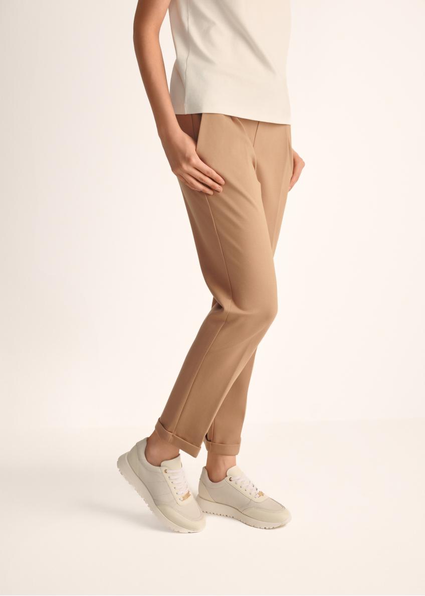 Cream leather women's sports shoes BUTYD-1099-11(Z25), product view on model's feet against a light background.