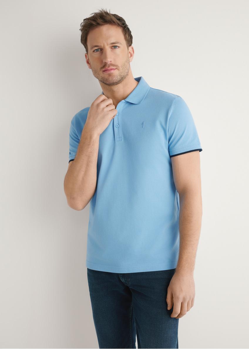 Blue cotton polo shirt POLMT-0045B-7B(W26), front view of the product on the model. Half of the silhouette visible.