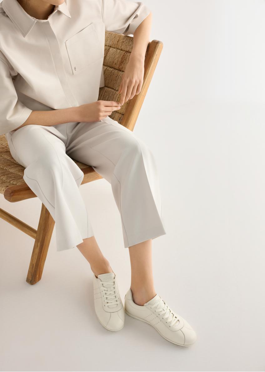 Cream leather women's shoes BUTYD-1261-0B(W26), top view of the product on the model's feet, on a light background.