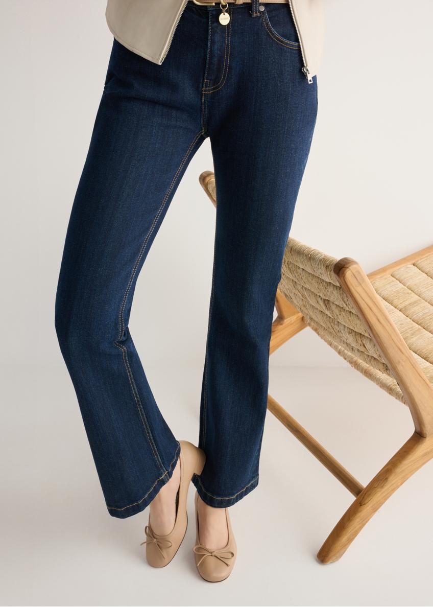 Beige leather women's pumps BUTYD-1239-1B(W26), front view of the product on the model's feet, on a light background.