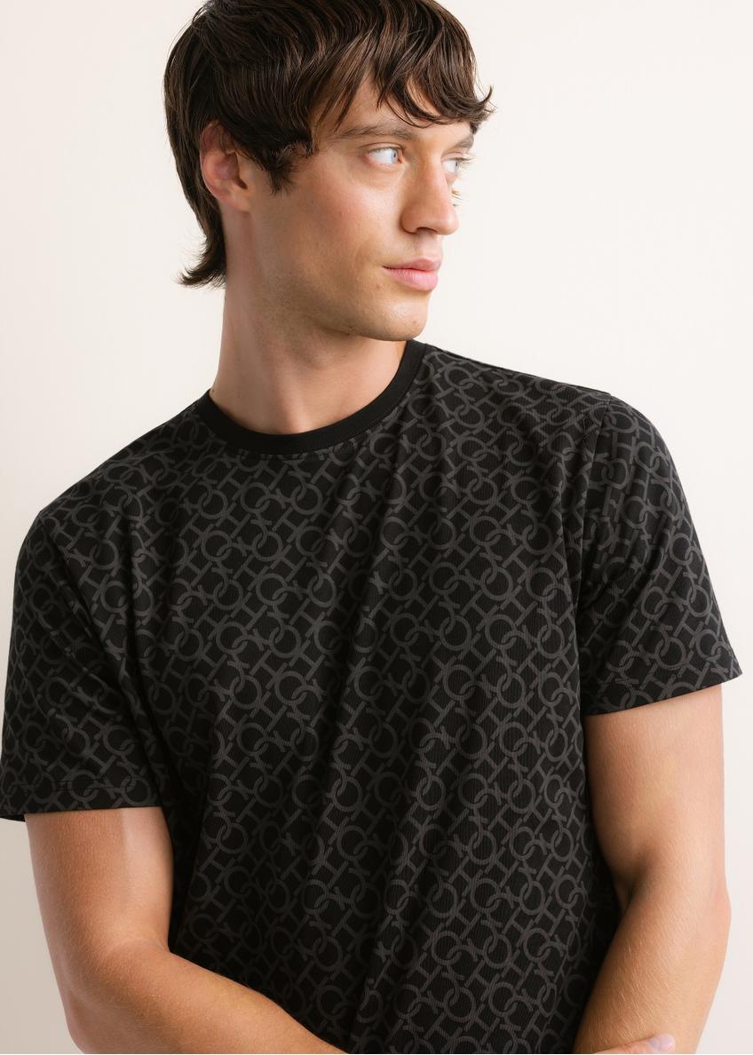 Men's cotton T-shirt with a monogram pattern (TSHMT-0163-99(Z26)); close-up of the product on a model.