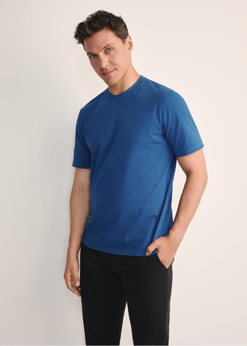 Men's dark blue T-shirt TSHMT-0134-17(Z25), front view of the product on the model. Half of the silhouette visible.