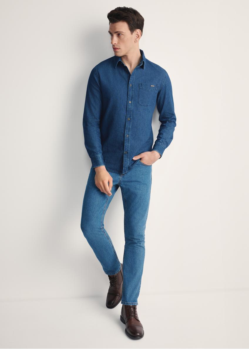 Men's dark blue jeans JEAMT-0024-61(Z25), front view of the product on the model. Full body visible.