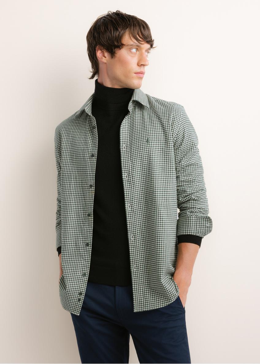 Dark green men's shirt with a fine check pattern (KOSMT-0372-8C(Z26)); front view of the product on a model. Half-body shot.
