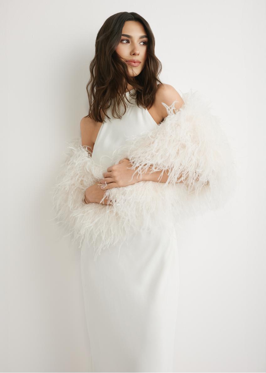 Cream scarf made of natural feathers SZADF-0037-0B(W26), front view of the product on the model's silhouette.