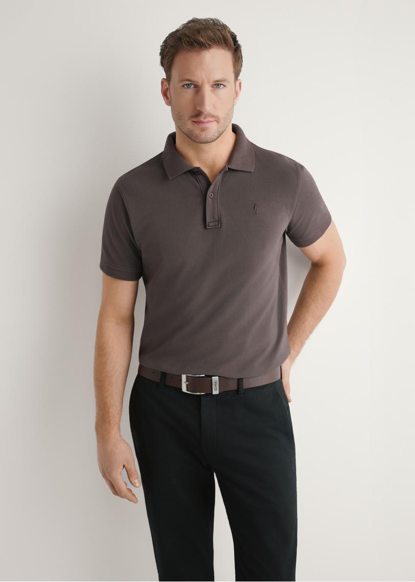 Men's brown polo shirt POLMT-0055A-1I(W26), front view of the product on the model. Half of the silhouette visible.