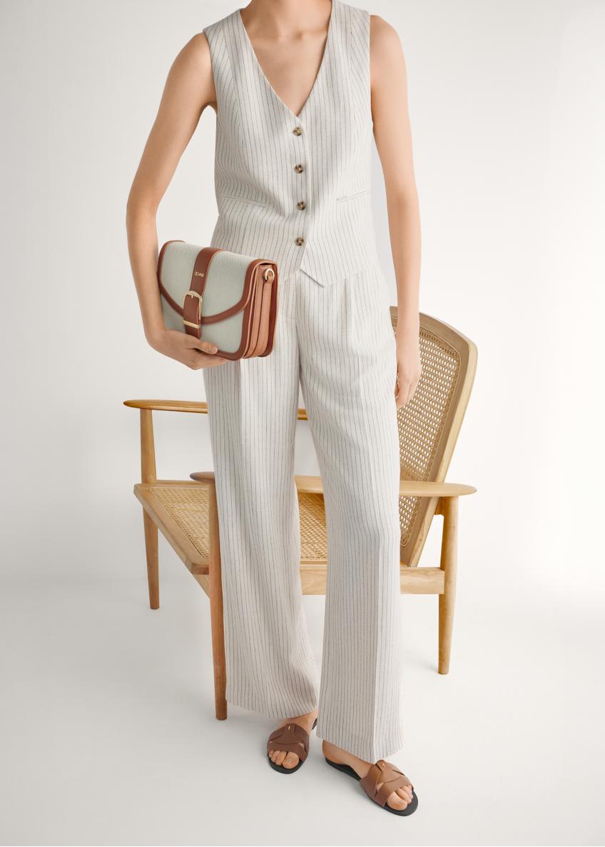 Women's camel braided flip-flops BUTYD-0903C-1D(W26), front view of the product on the model's feet.