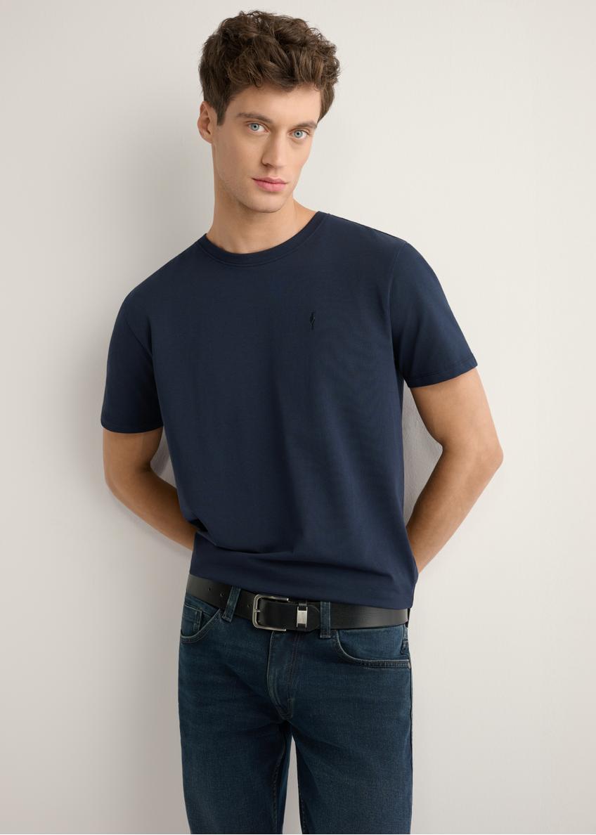 Men's navy blue T-shirt TSHMT-0120-7E(W26), front view of the product on the model. Half of the silhouette visible.