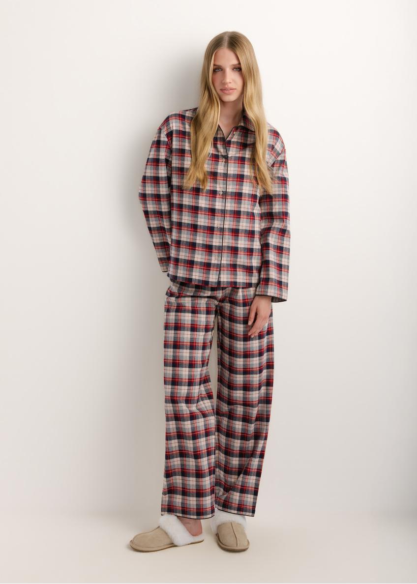 Two-piece women's pyjama set PZMDT-0002-00(Z26), front view of the product on a model. Full-body view.