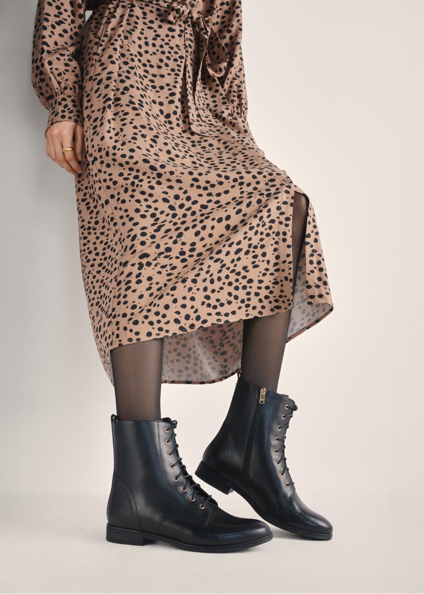 Women's black leather high-heeled ankle boots BUTYD-1008-99(Z25), product view on the model's feet against a light background.