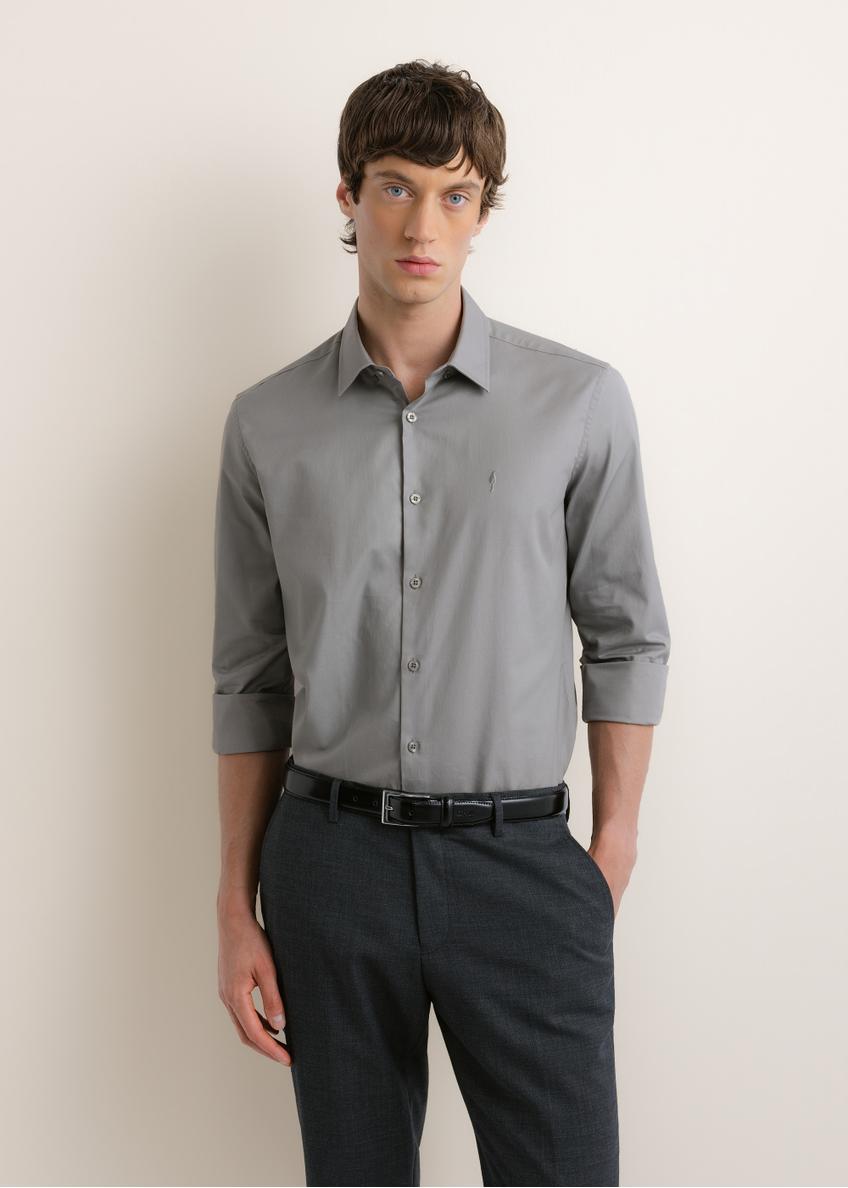 Light gray men's slim shirt KOSMT-0351A-9B(Z26), front view of the product on the model. Half of the silhouette visible.