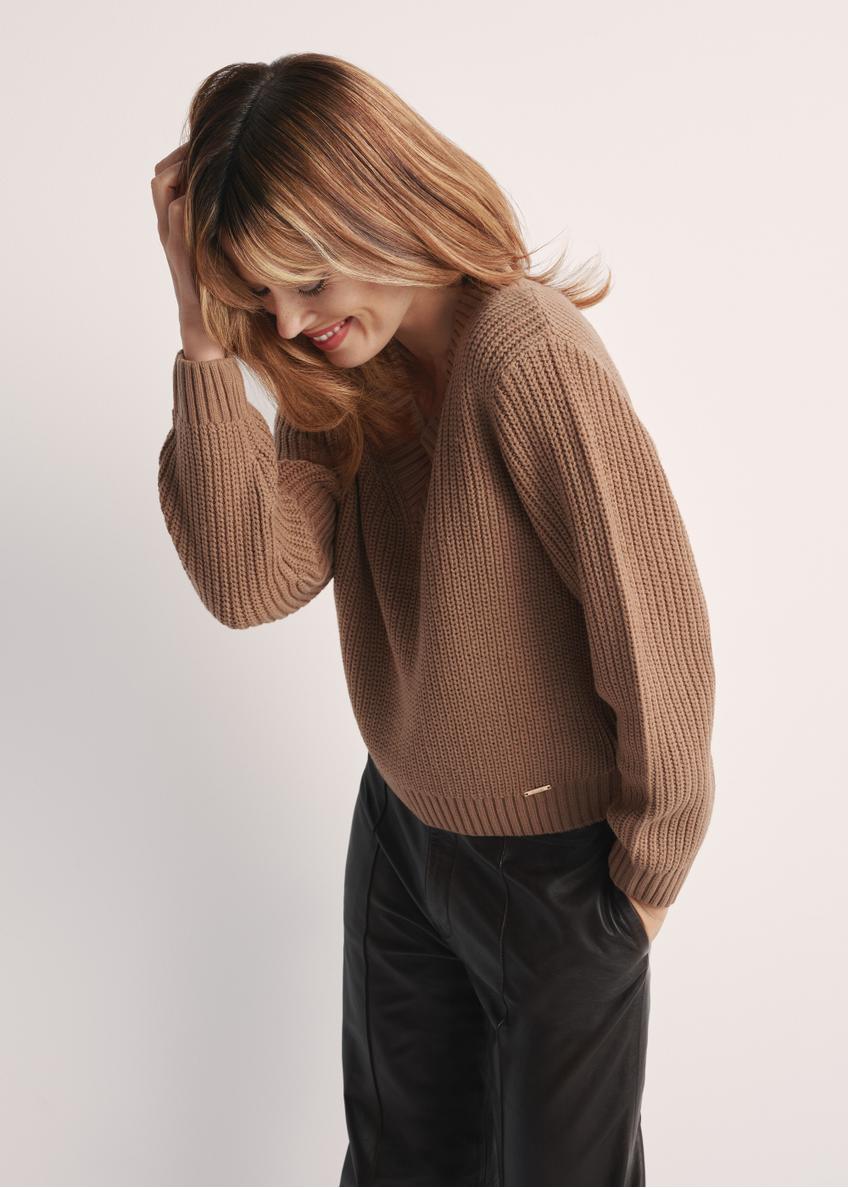 Women's camel V-neck sweater SWEDT-0162-83(Z24), product view from the side on the model, half of the silhouette visible.
