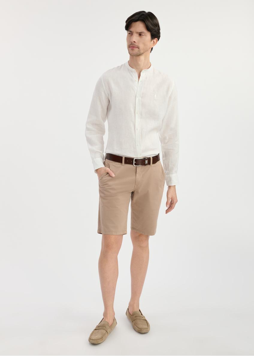 Beige men's shorts SZOMT-0029-81(W25) - front view on the model on a white background. The entire silhouette is visible.