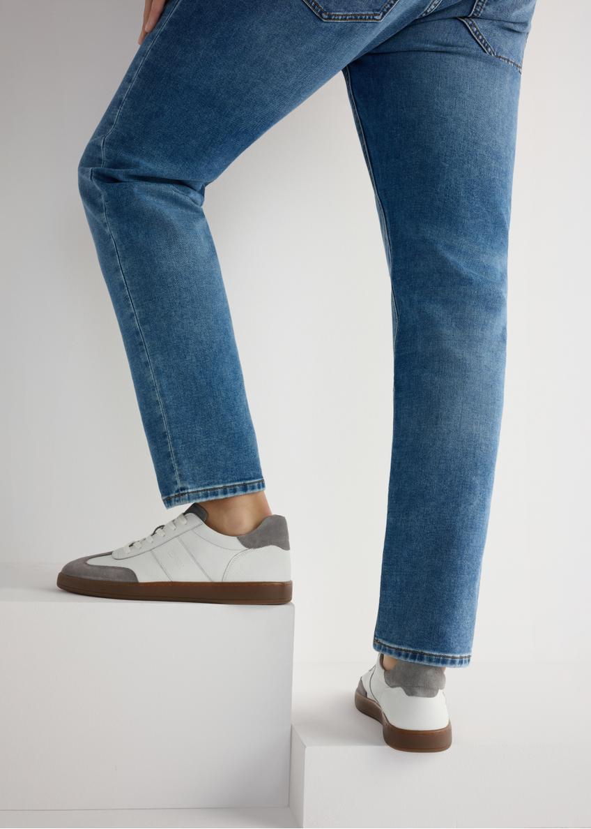 Men's leather sports shoes BUTYM-0487-0B(W26), product view on model's feet, on light background.