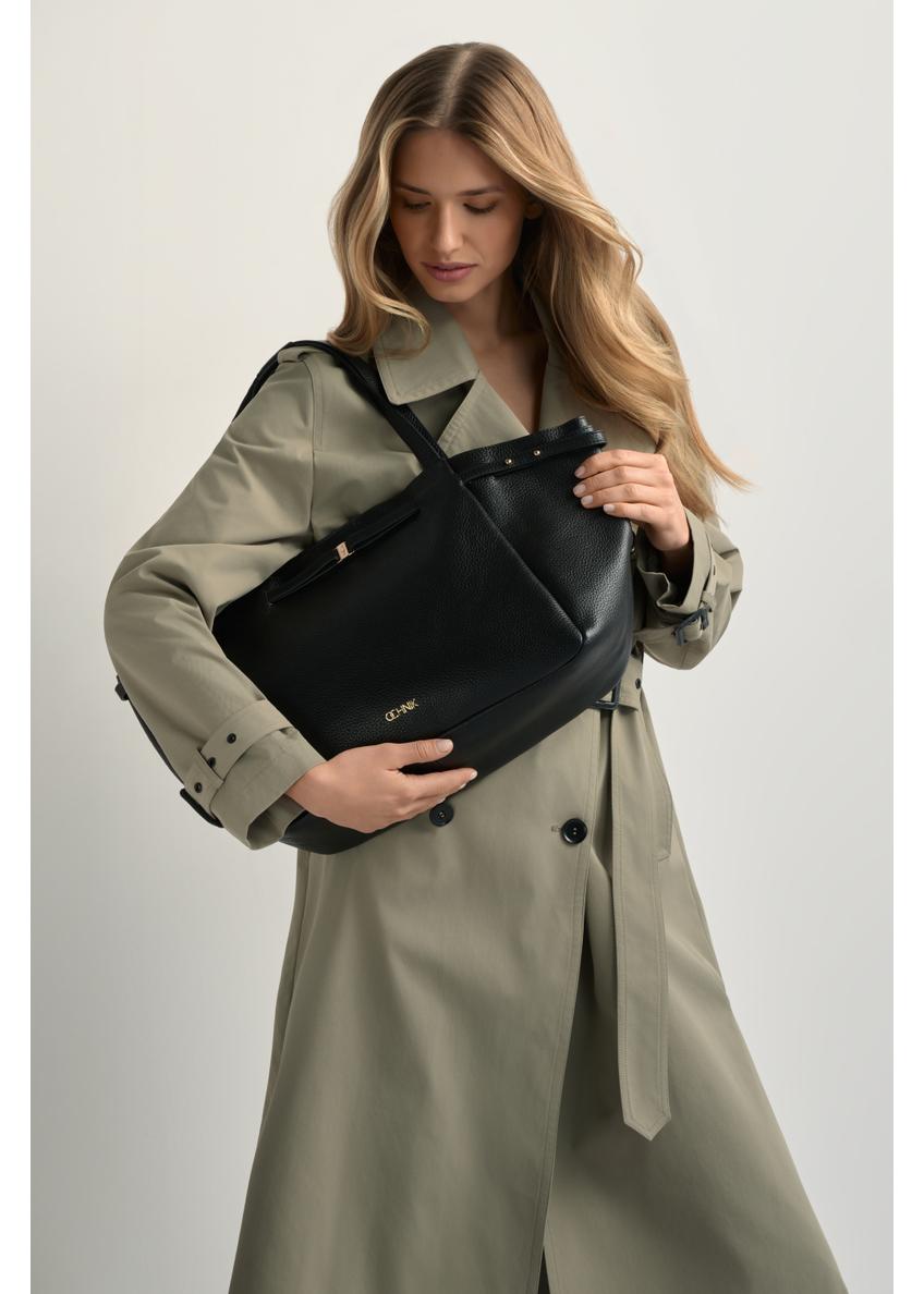 TORES-1207-9I(W26) black leather shopper bag - front view of the product, on a model, against a light background. Knee-length silhouette visible.