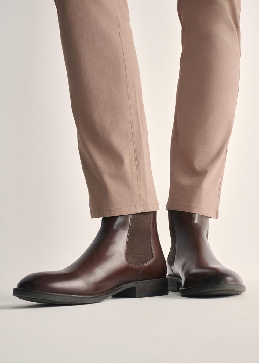 Men's brown leather Chelsea boots BUTYM-0463-89(Z25), product view on model's feet against a light background.