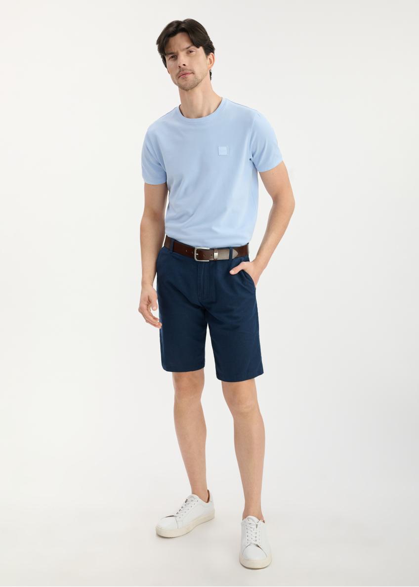 Navy blue linen men's shorts SZOMT-0030-68(W25), front product view on the model. Full silhouette visible.