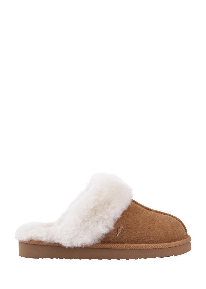 Beige slip-on slippers in a snow-boot style (BUTYD-1137-1F(Z26)), side view of the product on a white background.
